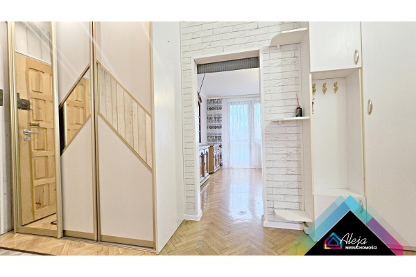 Częstochowa, Kazimierza Michałowskiego, Przestrzenne 2 pokojowe mieszkanie z ogromną kuchnią.P&oacute;łnoc