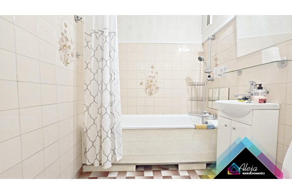 Częstochowa, Kazimierza Michałowskiego, Przestrzenne 2 pokojowe mieszkanie z ogromną kuchnią.P&oacute;łnoc