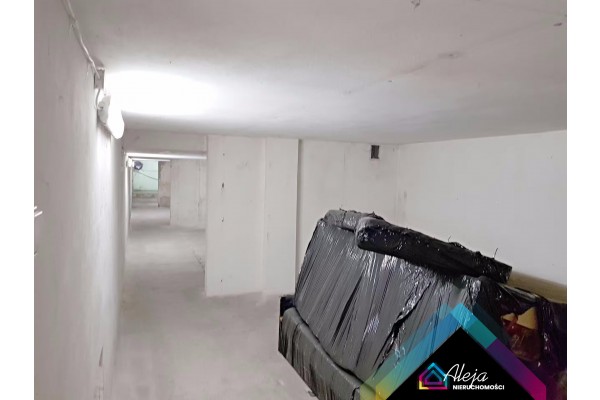 Częstochowa, Budynek Biurowo-Magazynowy Trzech Wieszcz&oacute;w.